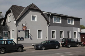 Отель Pension Casa Topolino  Винер-Нойштадт